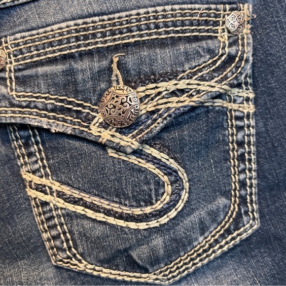 SILVER JEANS SUKI SURPLUS CAPRIS. Dark Wash. Back Flap Pockets w/Buttons.Size 27 - Picture 3 of 8